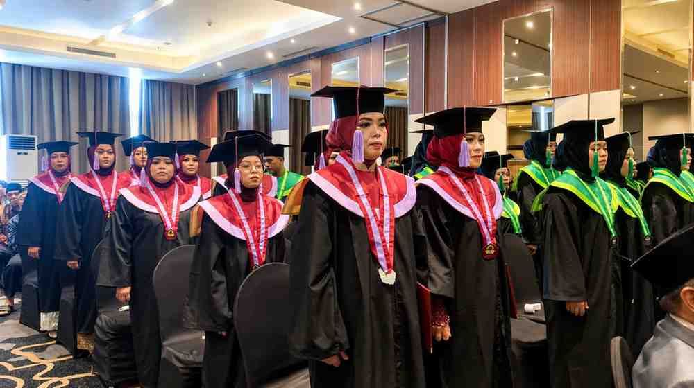 WISUDA ANGKATAN KE-XIII STKIP DAN IX STIT Al AZHAR DINIYYAH JAMBI “Strengthening an Impactful, Synergistic, Achieving and Inspiring Generation”
