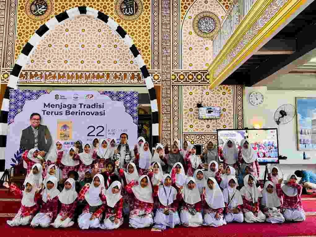 “Man Jadda Wajada”: Ahmad Fuadi Ajak Siswa Diniyyah Al-Azhar Berani Bermimpi Setinggi Langit