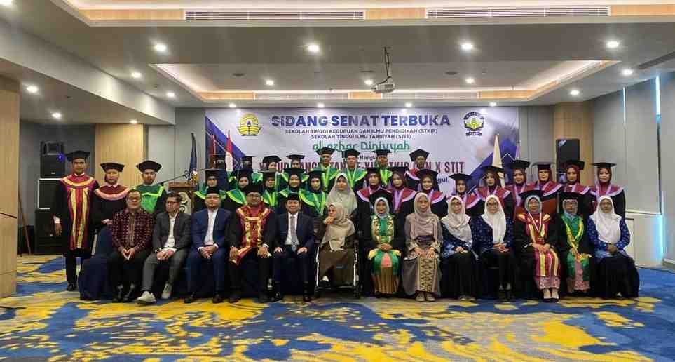 Dr. H. Jamrizal, M.Pd. Berikan Pesan kepada Wisudawan: “Wisuda Bukan Akhir, tetapi Awal Menapaki Perjalanan Baru”